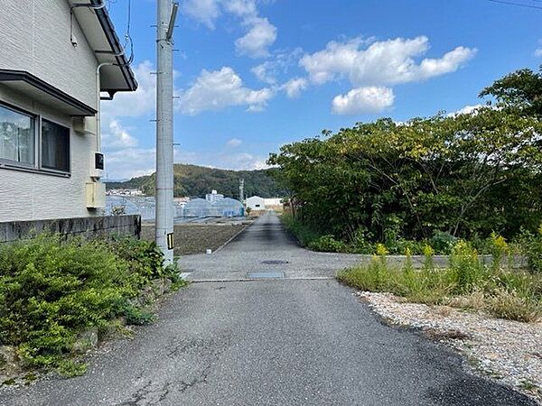 西側の前面道路です