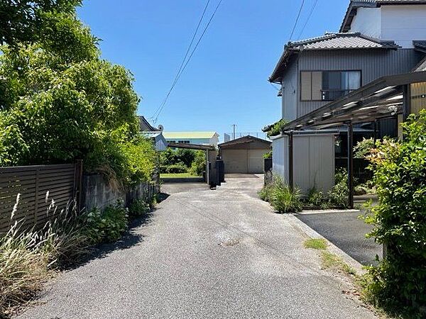 前面道路を北から。