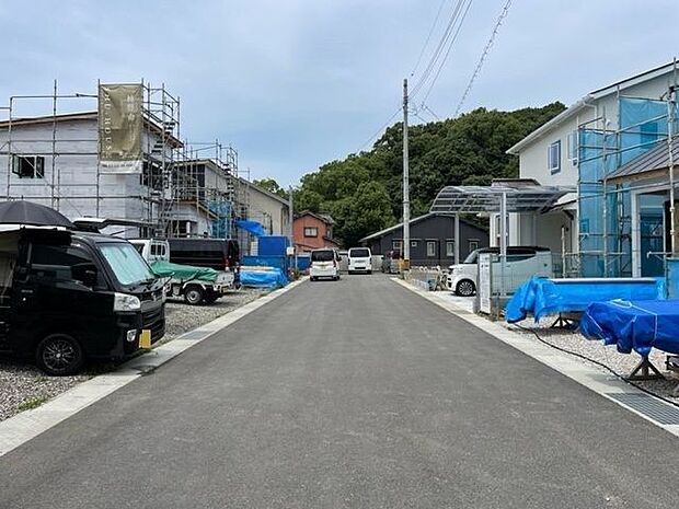 前面道路東側から。
