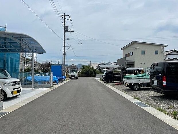 前面道路西側から。