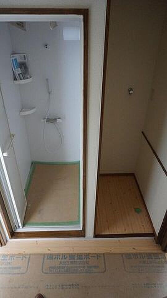 別棟1階：シャワー室