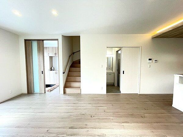 階段をリビングに配置することで、家族が顔を合わせる機会が増え、自然と会話が生まれる温かい空間に♪
