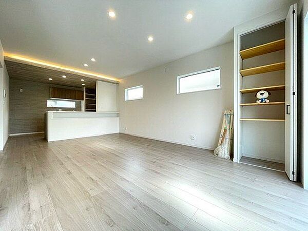 キッチンのアクセント天井がシンプルでありながら高級感を与えてくれるデザインです♪