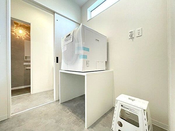 洗面台と脱衣所を分けることで、朝の準備がスムーズに◎