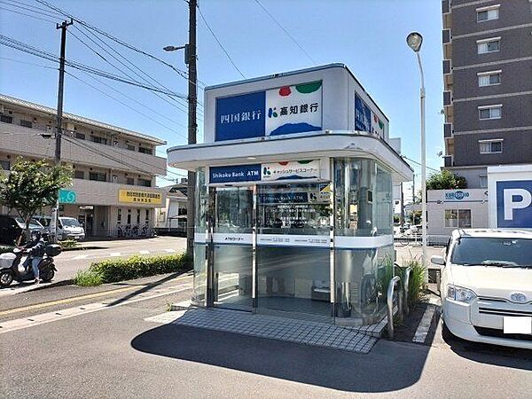 四国・高知銀行 ファミリーマート高知インター店 1200m