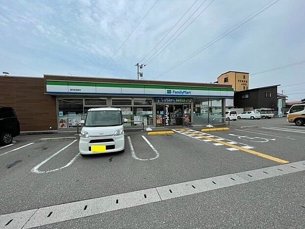 ファミリーマート野市町西野店 400m