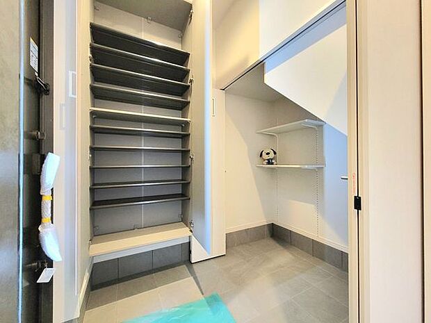 中はこのようになっていますシューズインクローゼットは靴だけでなく、傘やアウトドア用品を仕舞っておくのにも便利ですね♪