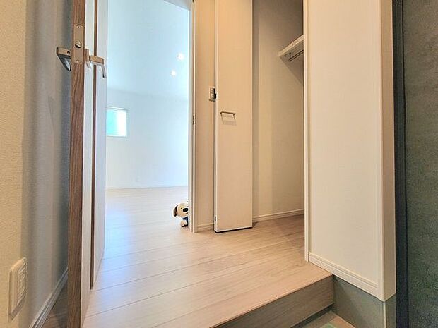 玄関脇にもクローゼットを設置していますお出かけの際に使うコートや帽子などを収納する場所としていかがでしょう♪