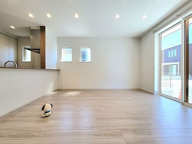 15.1帖のリビング南向きで日当たりがよく、大きな掃き出し窓から光が差し込む明るい空間です！