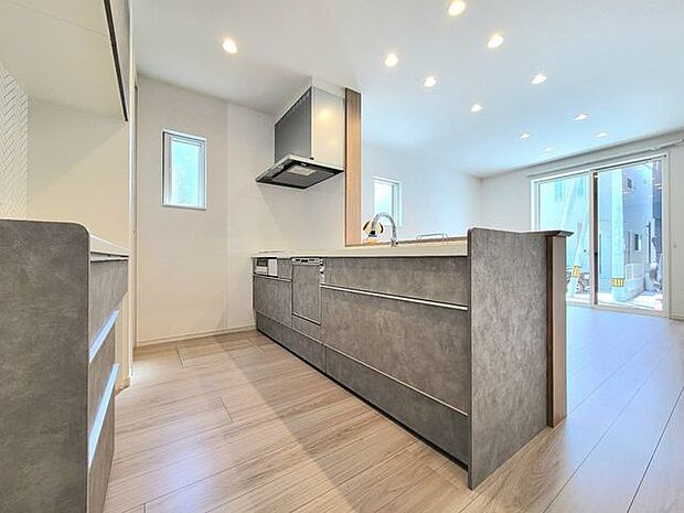 キッチンのスペースはこんな感じです前後に十分な幅があるので、2人以上でキッチンに立っても問題なく作業ができそうです♪