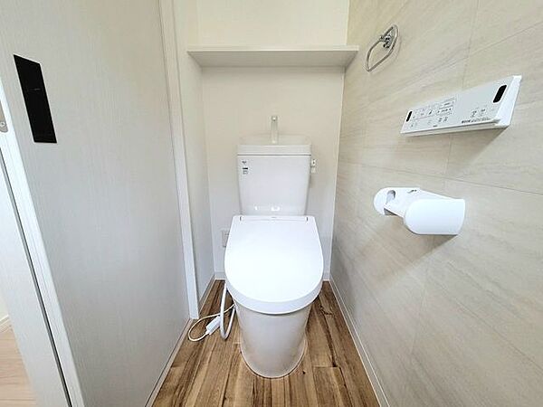 2階トイレにもちょっとした棚付きです。
