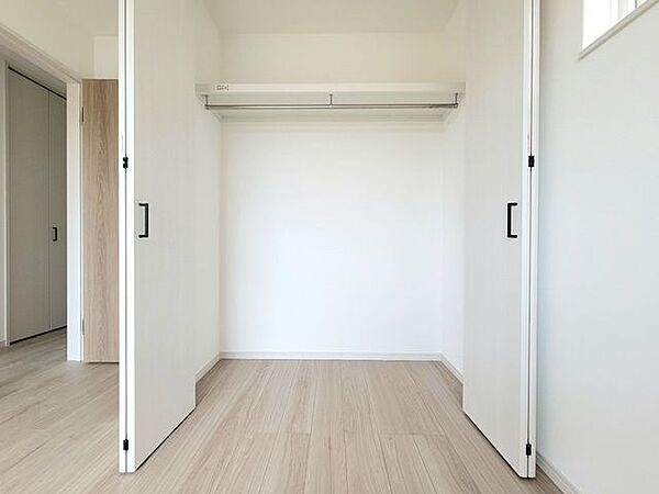 クローゼットのブラックの取っ手が洗練された印象。