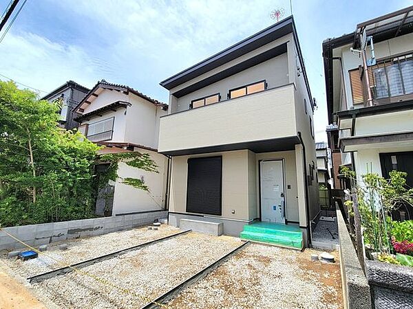 サッシは【ＬＯＷ－Ｅペアガラス（アルゴンガス入り）】です。断熱性能が高く、外気温に左右されづらい窓を採用しています。