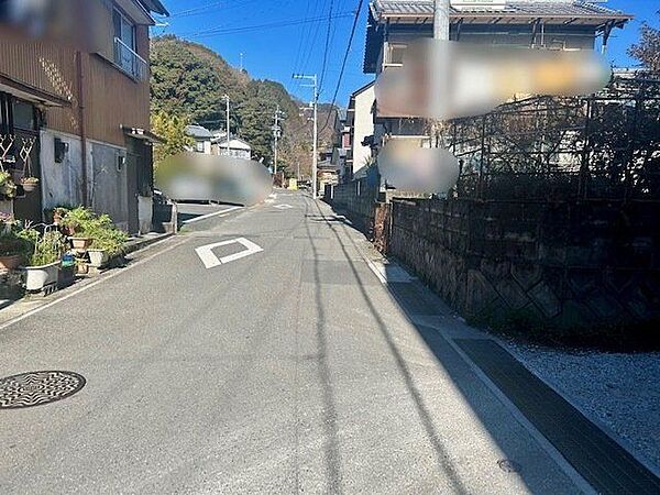 西側道路を南から撮影
