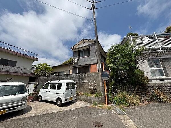 物件南側の道路から見た外観です少し上がった高台に位置しています