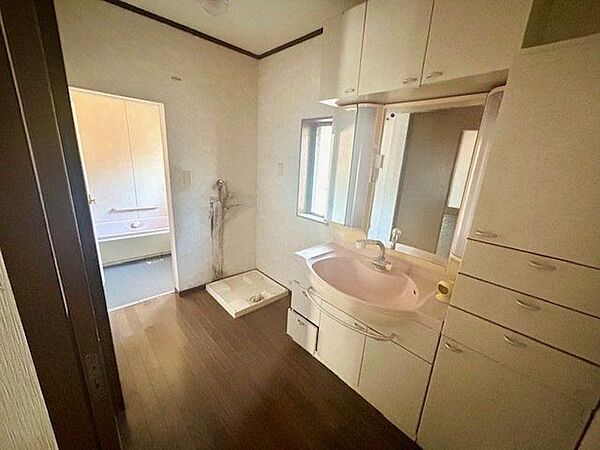窓があり明るい洗面脱衣所。お風呂からも優しく日差しが入り込みます。水回りなどは経年変化が見られやすい箇所ですので、リフォームなどもご相談ください＾＾