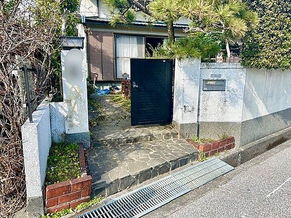入口には門扉がついています。