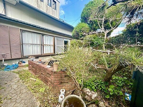 お庭も広くてどうレイアウトするか考えるのがわくわくしますね！そのままはもちろん、ウッドデッキやタイルデッキにしたり、夏はプールをしたり、サウナを置いたりなんかも♪