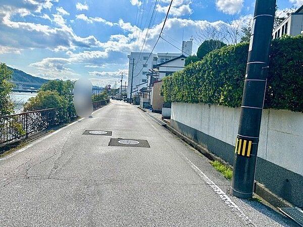 西にまっすぐ行くと美術館通りに出ます。