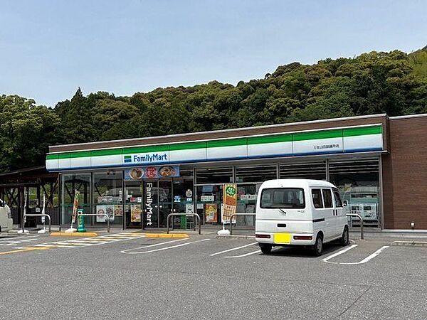 ファミリーマート　土佐山田談議所店 1400m