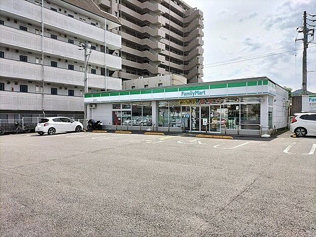 ファミリーマート 高知桟橋通店 400m
