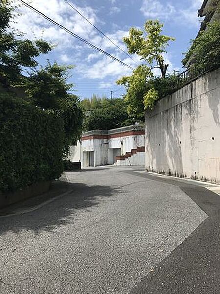 幅員約4.7ｍの前面道路です。