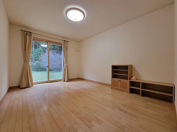 こちらも約8帖、中部屋の洋室です