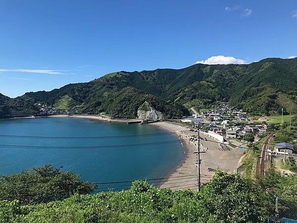 砂浜に沿って集落が見えます、夜景も楽しめるかもしれません