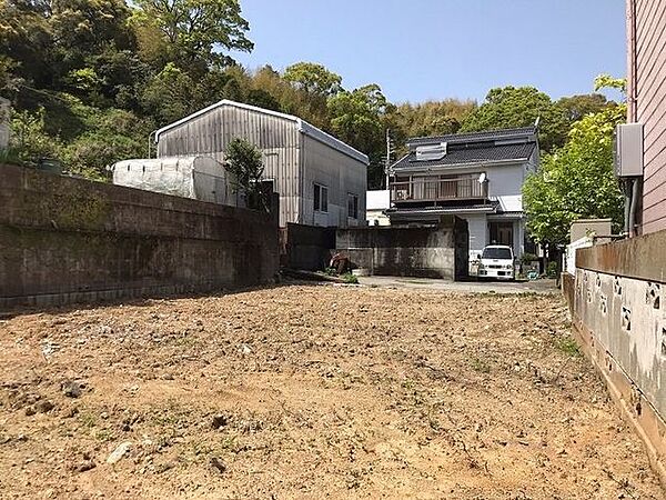 左側に見える雑木林は道路を挟んだ反対側にあるため、落ち葉を片付けたり等の手間はありません