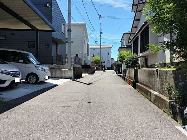 西側道路 北から南方向