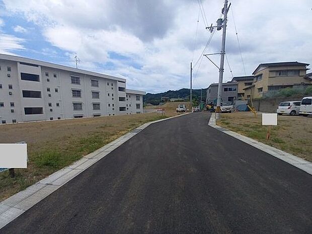 東側道路　東から西