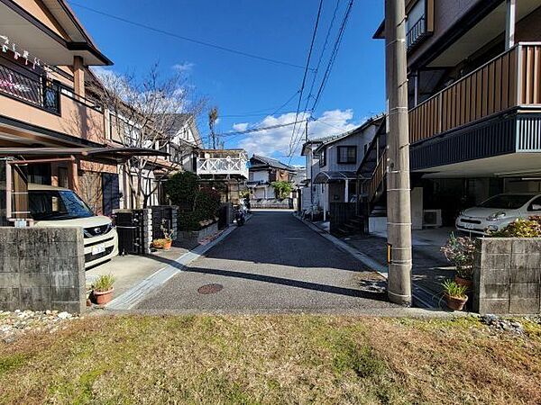 東側道路　西から東向き