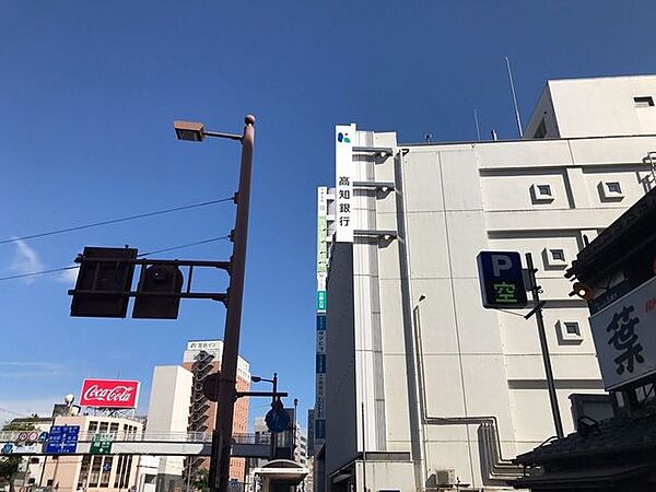 高知銀行本店 700m