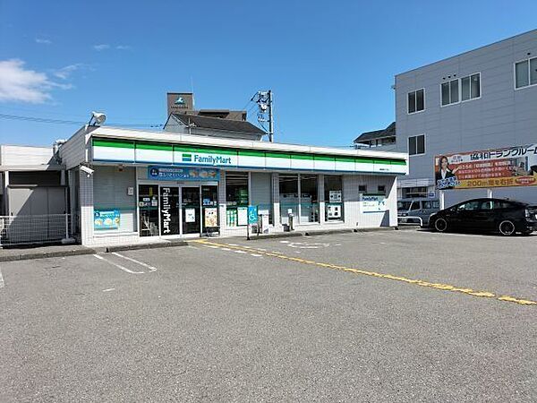 ファミリーマート 桟橋通四丁目店 220m