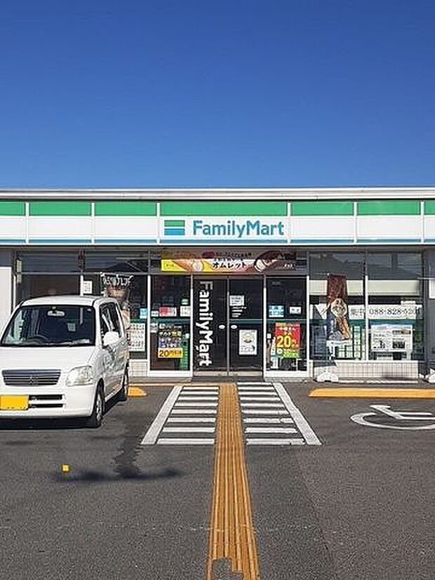 ファミリーマート土佐高岡店 650m