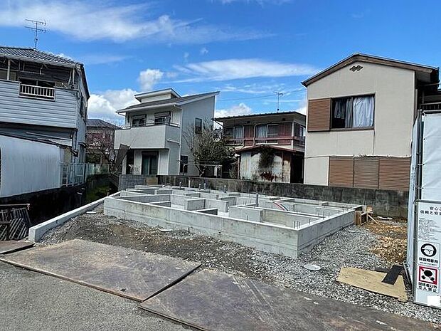 南西側道路より