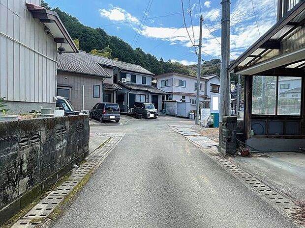 南東側道路 北から南方向