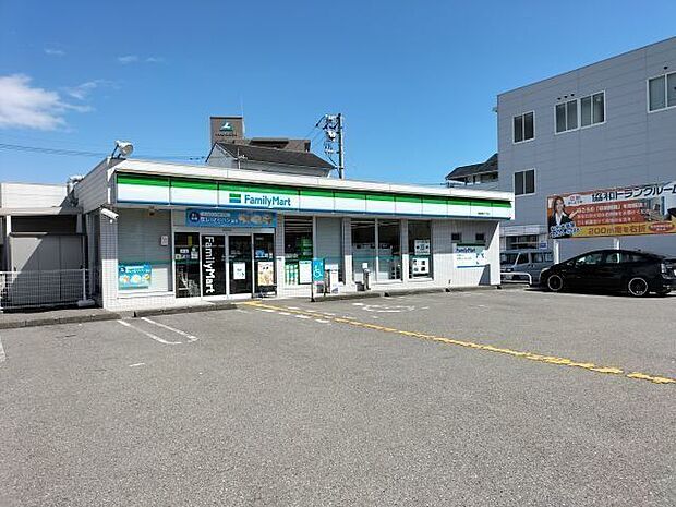 ファミリーマート 桟橋通四丁目店 240m