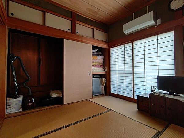 押入収納 上段：長さ149cm × 幅85cm下段：長さ286cm × 幅87cm コンセント1カ所：北側の窓