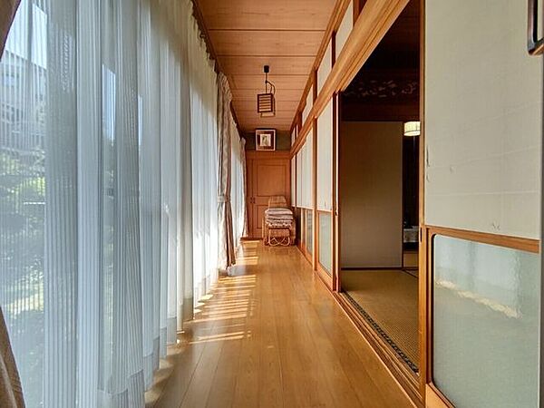 くれ縁(室内にある縁側)では寒い時期でもお日様を感じられそうです