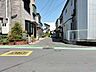 外観：北側道路 西から東方向