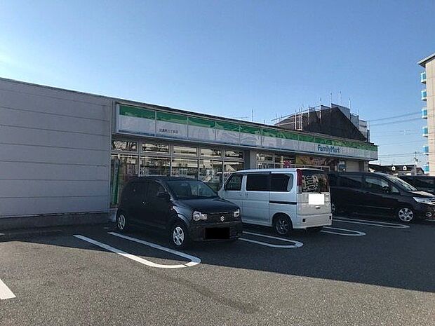 ファミリーマート比島町三丁目店 270m