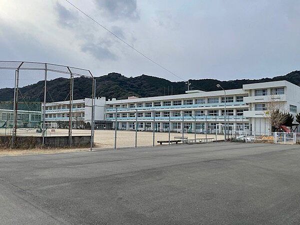 土佐市立宇佐小学校 650m