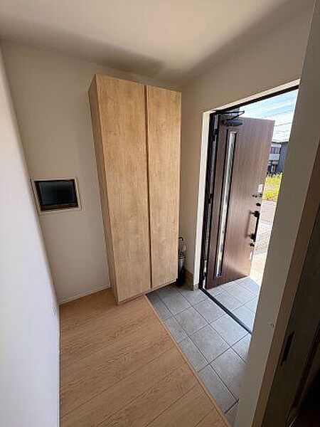 収納力の高いシューズボックス付き整頓された玄関で気持ちのいい一日を始められます♪