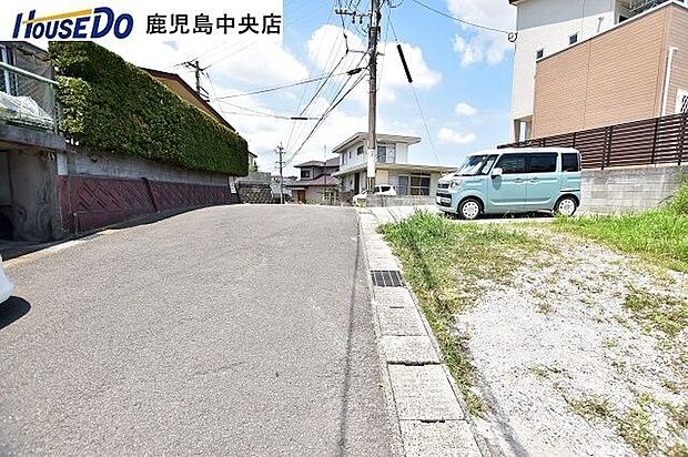 【前面道路】西向きの前面道路幅は約6mです!交通量の少ない静かな住環境です♪