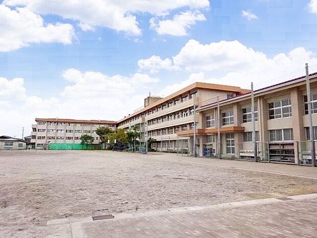 【西陵中学校】鹿児島中央駅から西に6Kmの標高100mの高台にあり,ゆるやかな丘陵地帯の中心部に位置し,東に雄大な桜島と大隅の山並みを一望におさめ,市街地の騒音から隔絶された絶好の教育環境の中にある…