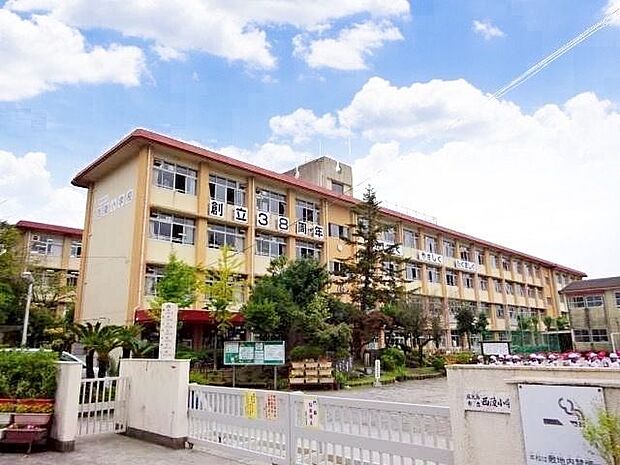 【西陵小学校】木々のみどりに囲まれて、桜島を一望できる丘陵地に位置するところから、未来をはぐくむ子供達が、のびのびと成長し、困難にもくじけないような大木に育ってほしいとの願いを込めて作っています…