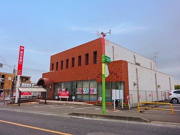 鹿児島銀行吉野支店【鹿児島銀行吉野支店】鹿児島市吉野町にある銀行です。窓口 平日9:00〜15:00ATM 平日8:50〜19:00土曜9:00〜19:00日祝 9:00〜19:00 1550m