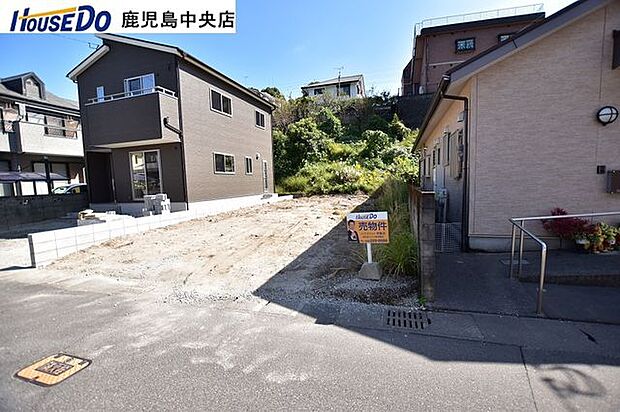 道路とフラットな土地です♪午後から日が入る土地です!