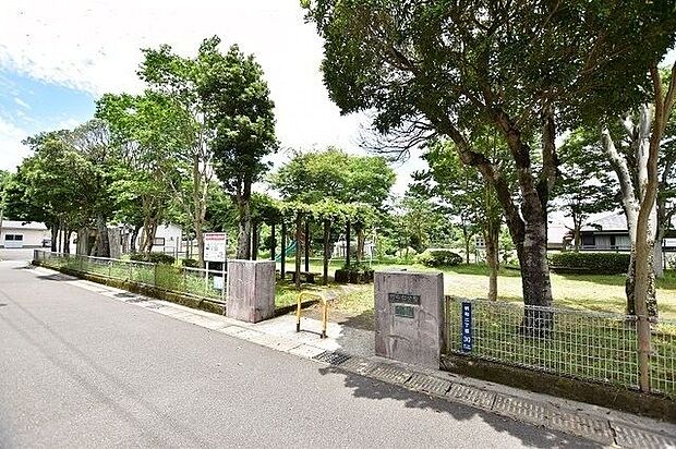 【だらお公園】鹿児島市明和2丁目にある公園です。遊具、ベンチ、トイレ 350m